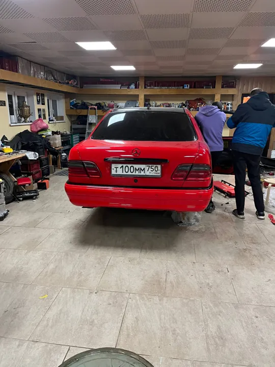 Красный автомобиль в мастерской