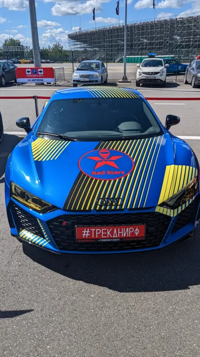 Автомобили на треке
