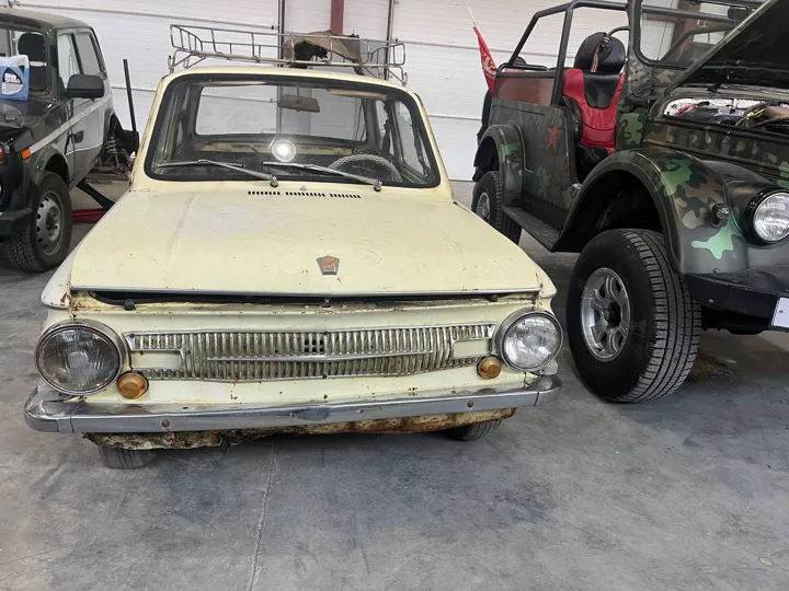 Классический автомобиль в мастерской